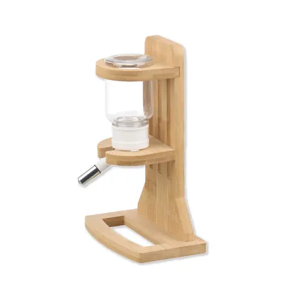 Biberon pour petits animaux avec support en bois, réservoir transparent en verre et embout métallique. Support vertical à poser sur une surface plane.