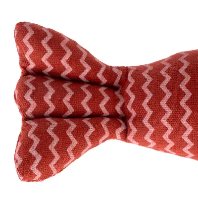 Rotes Stoffspielzeug in Fischform mit weissem Zickzack-Muster, geeignet für Haustiere.