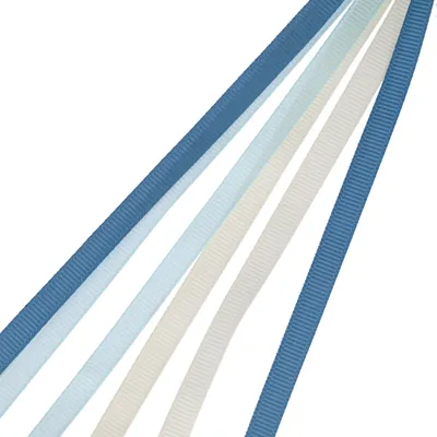 Varios cintas de tela en diferentes tonos de azul y blanco, aptas para manualidades o decoración.