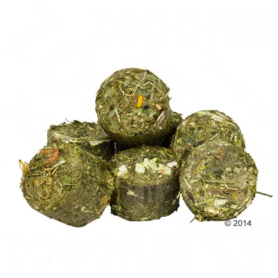 Kuusi puristettua yrttirullaa kuivatuista kasveista ja kukista, sopii lisäravinnoksi pieneläimille.