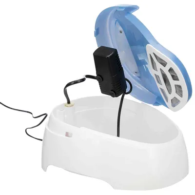 Trinkbrunnen mit geöffnetem Deckel, sichtbarem Filter und angeschlossener Pumpe. Weißes Gehäuse mit blauem Deckel.