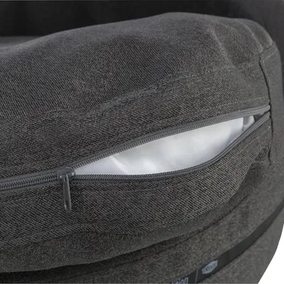 Detailaufnahme eines grauen Stoffbezugs mit Reißverschluss, der eine herausnehmbare Innenfüllung zeigt.