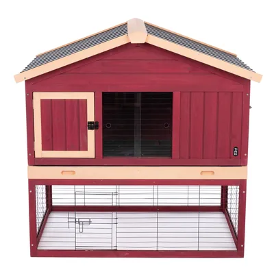 Rotes Holzgehege mit zwei Ebenen, obere Ebene geschlossen mit Tür und Fenster, untere Ebene offenes Metallgitter. Geeignet für Kleintiere.