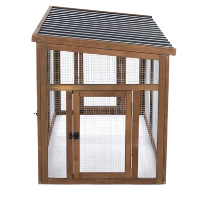 Enclos rectangulaire en bois avec toit incliné noir, grillage métallique sur les côtés et porte à loquet visible à l’avant.