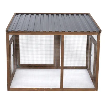 Enclos rectangulaire avec structure en bois, grillage métallique sur les côtés et toit en tôle ondulée sombre. Deux portes visibles à l’avant et sur le côté.