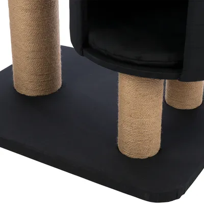 Kratzbaum mit schwarzer Bodenplatte und drei Sisal umwickelten Säulen.