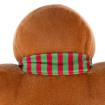 Détail d’une peluche marron en tissu avec une écharpe rayée rouge et verte autour du cou, vue de dos. Aucun texte ou marque visible.