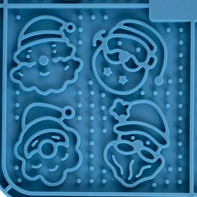 Silikonová podložka s vánočními tvary: Santa Claus, hvězda a čepice. Vhodná na pečení nebo dekoraci.