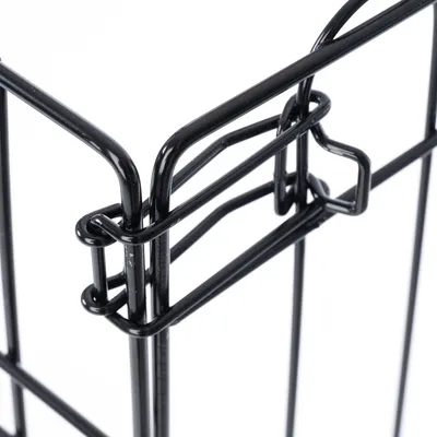 Détail d’un coin de cage en métal noir avec système de fermeture visible.