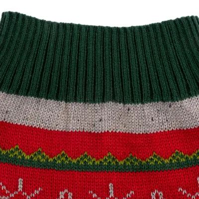 Nahaufnahme eines gestrickten Materials mit grünem, grauem und rotem Muster, geeignet für Kleidung oder Accessoires.