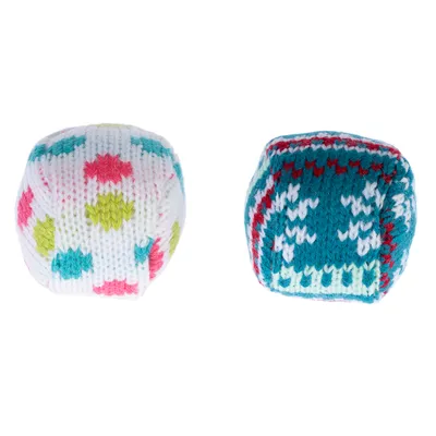Dos juguetes de dados tejidos, uno con puntos de colores sobre fondo blanco y otro con diseño azul y rojo.