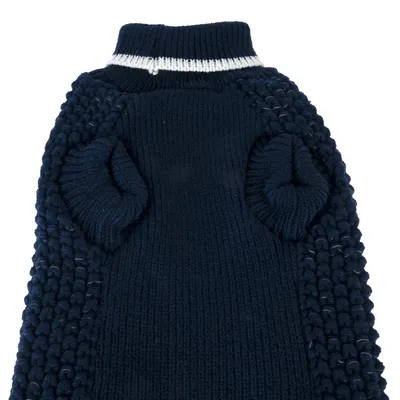 Dunkelblauer gestrickter Pullover mit weissem Streifen am Kragen und Öffnungen für Vorderbeine.