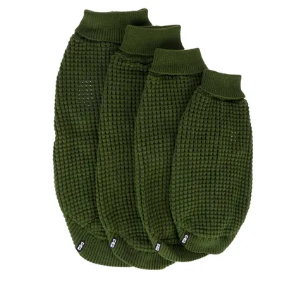 Quatre pulls verts à maille pour chien de tailles différentes, étiquette Fuzz visible sur chaque pull, matière tricotée en relief.