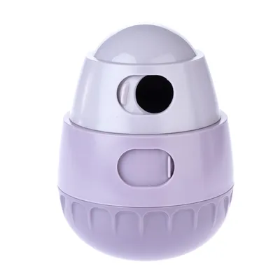 Lila-vit leksaksdispenser med öppningar för godis, klotformad design av plast.