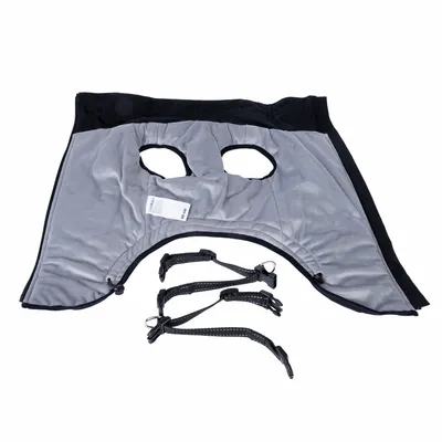 Harnais en tissu gris avec deux ouvertures et trois sangles noires à boucles, étiquette visible indiquant la taille L/XL.