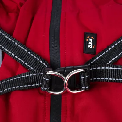 Pettorina rossa con cinturino nero e cuciture rifrangenti, anelli a D in metallo e logo 'TAKI' visibile.