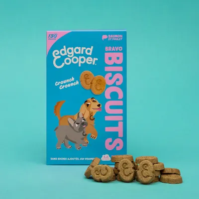 Edgard Cooper Bravo Biscuits au saumon et poulet, Crunch Crunch, sans sucre ajouté. Emballage avec illustration de chien et biscuits. Contenu : 130 pièces, poids : 3,8 kg.