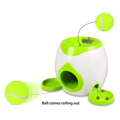Distributeur blanc et vert avec balle de tennis jaune fluo, ouverture supérieure pour insérer la balle, sortie frontale, croquettes visibles dans un petit plateau latéral. Texte anglais inclus.