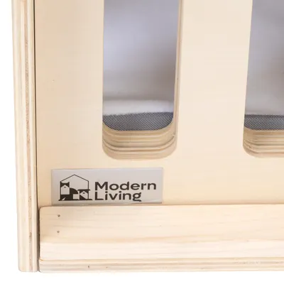 Modern Living. Holzstruktur mit Sichtfenstern und Logo der Marke Modern Living.