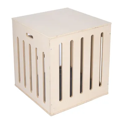 Holzkiste mit vertikalen Schlitzen und Tragegriff, geeignet als Transportbox oder Aufbewahrung. Rechteckige Form, helle Holzfarbe.