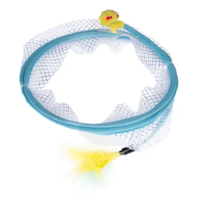 Speelgoedring met blauw frame, netstof en geel pluchen kuikentje en gele veer aan het uiteinde.