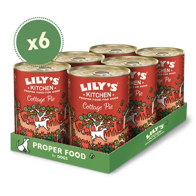 Lot de 6 boîtes Lily's Kitchen Proper Food for Dogs Cottage Pie, étiquette rouge avec illustrations et texte en anglais, présentées dans un plateau vert.