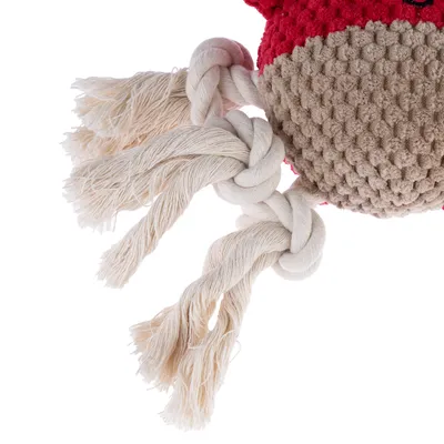 Speelgoed van katoenen touw met rode en beige stofelementen, gevlochten touwen en zichtbare franjes.