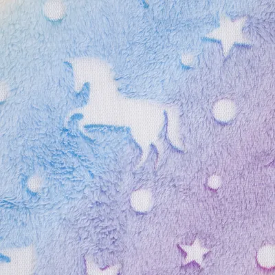 Nahaufnahme eines pastellfarbenen Plüschmaterials mit Einhorn-, Stern- und Punktmustern in Blau und Lila.
