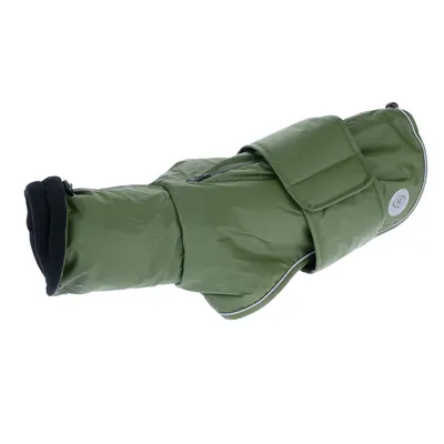 Manteau pour chien vert avec fermeture à scratch, tissu extérieur lisse et doublure noire visible au col, bande réfléchissante sur les bords, écusson rond avec lettres NT.