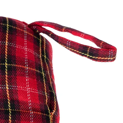 Rotes Stoffmaterial mit kariertem Muster und angenähter Schlaufe, geeignet für Trage- oder Befestigungszwecke.