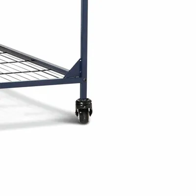 Structure métallique bleue avec étagère grillagée et roulette noire visible, partie inférieure d’un chariot ou support mobile.