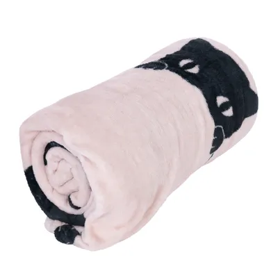 Różowy kocyk do przytulania z czarnym motywem kota, zwinięty.