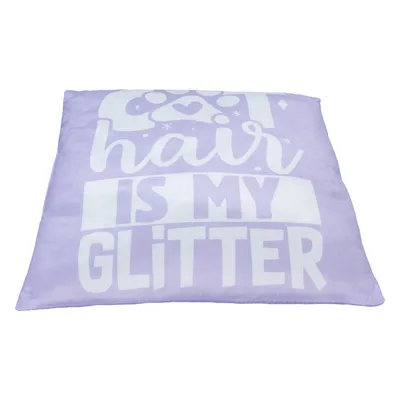 Lila Kissen mit weissem Text: 'Hair is my glitter' und Pfotenabdruck-Design.
