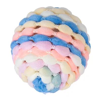 Pelota trenzada de tela multicolor en tonos pastel: azul, rosa, amarillo y blanco.