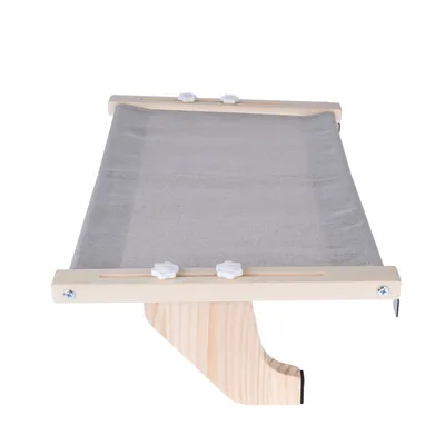 Hängmatta av trä med grått tygöverdrag, justerbar med vita vred och skruvar.