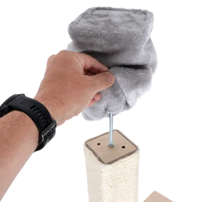 Instrucciones de montaje: mano fija funda de felpa gris en barra metálica de elemento de árbol rascador con base de madera y revestimiento de sisal.