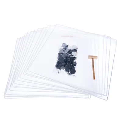 Set aus transparenten Kunststoffplatten, schwarzem Zubehör in einer Tüte und einem kleinen Holzhammer.
