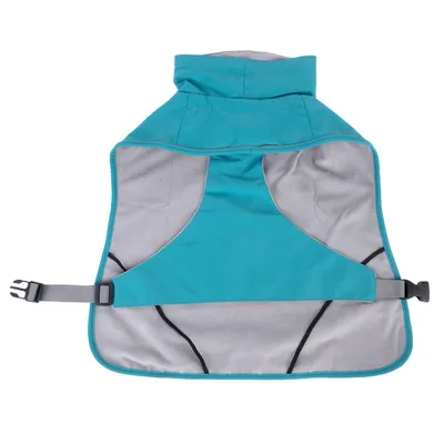Manteau pour chien bleu et gris, intérieur en tissu polaire, col montant, sangles réglables avec boucle en plastique visibles sur les côtés.