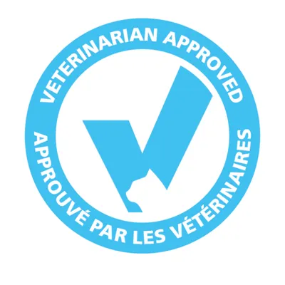 VETERINARIAN APPROVED, APPROUVÉ PAR LES VÉTÉRINAIRES feliratú pecsét, kék körben fehér háttéren. A szöveg angolul és franciául látható.