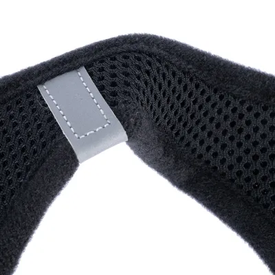 Nahaufnahme eines schwarzen, atmungsaktiven Netzmaterials mit grauem, genähtem Detail. Materialstruktur sichtbar.