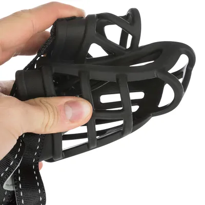 Botniță neagră din plastic flexibil, ținută de o mână. Cu curea reglabilă și design respirabil.