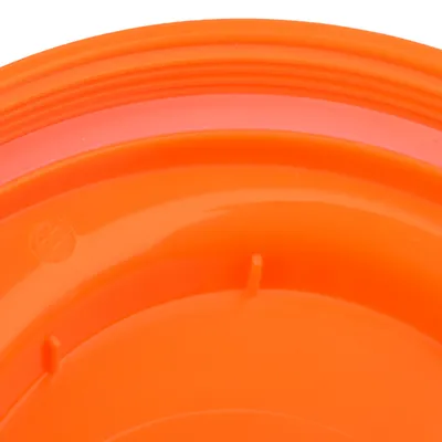 Nahaufnahme eines orangefarbenen Deckels mit Rillen und kleinen Halterungen, geeignet für Behälter oder Dosen.