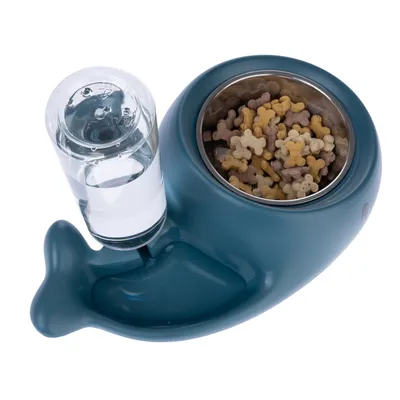 Futterschale in Walform mit integriertem Wasserspender und gefüllter Schale mit bunten Knochenförmigen Leckerlis.