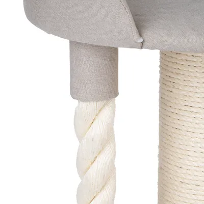 Detaljevisning af et kradsetræselement med beige stofbetræk og sisalreb til pleje af kløer.