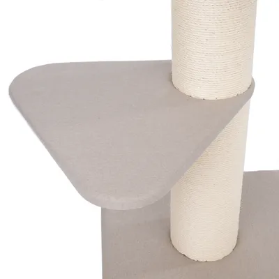 Krabpaal met beige stoffen bekleding en met sisal omwikkelde paal, geschikt voor katten om te krabben en klimmen.