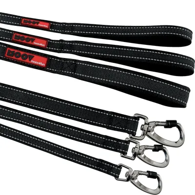 Laisses noires moov4fun avec coutures réfléchissantes, mousquetons métalliques et poignées rembourrées. Trois laisses identiques alignées, étiquette rouge visible sur chaque laisse.