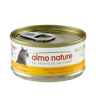 Blikje Almo Nature kattenvoer, tekst: 'almo nature', 'ALL PROFITS TO THE PLANET', 'FILETTO DI POLLO – FILET DE POULET – KIPFILET', afbeelding van kat zichtbaar op etiket.