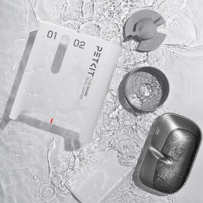 PETKIT Dual Hopper mit Teilen, darunter Behälter und Deckel, in Wasser. Sichtbare Beschriftung: '01', '02' und 'YUM SHARE DUAL HOPPER'.
