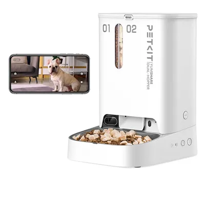 PETKIT YUMSHARE Dual Hopper Futterautomat mit Kamera, zeigt Smartphone-Bildschirm mit Live-Ansicht eines Hundes. Zwei Fächer für Trockenfutter und Snacks sichtbar.