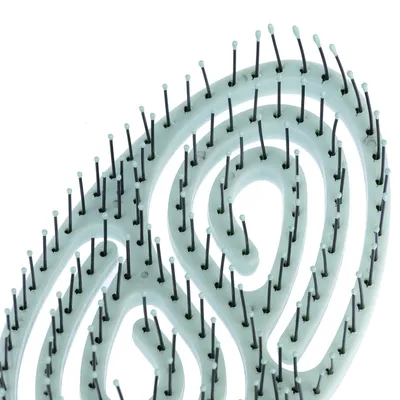 Nahaufnahme einer weissen Bürste mit spiralförmigem Design und flexiblen schwarzen Borsten mit grünen Spitzen.